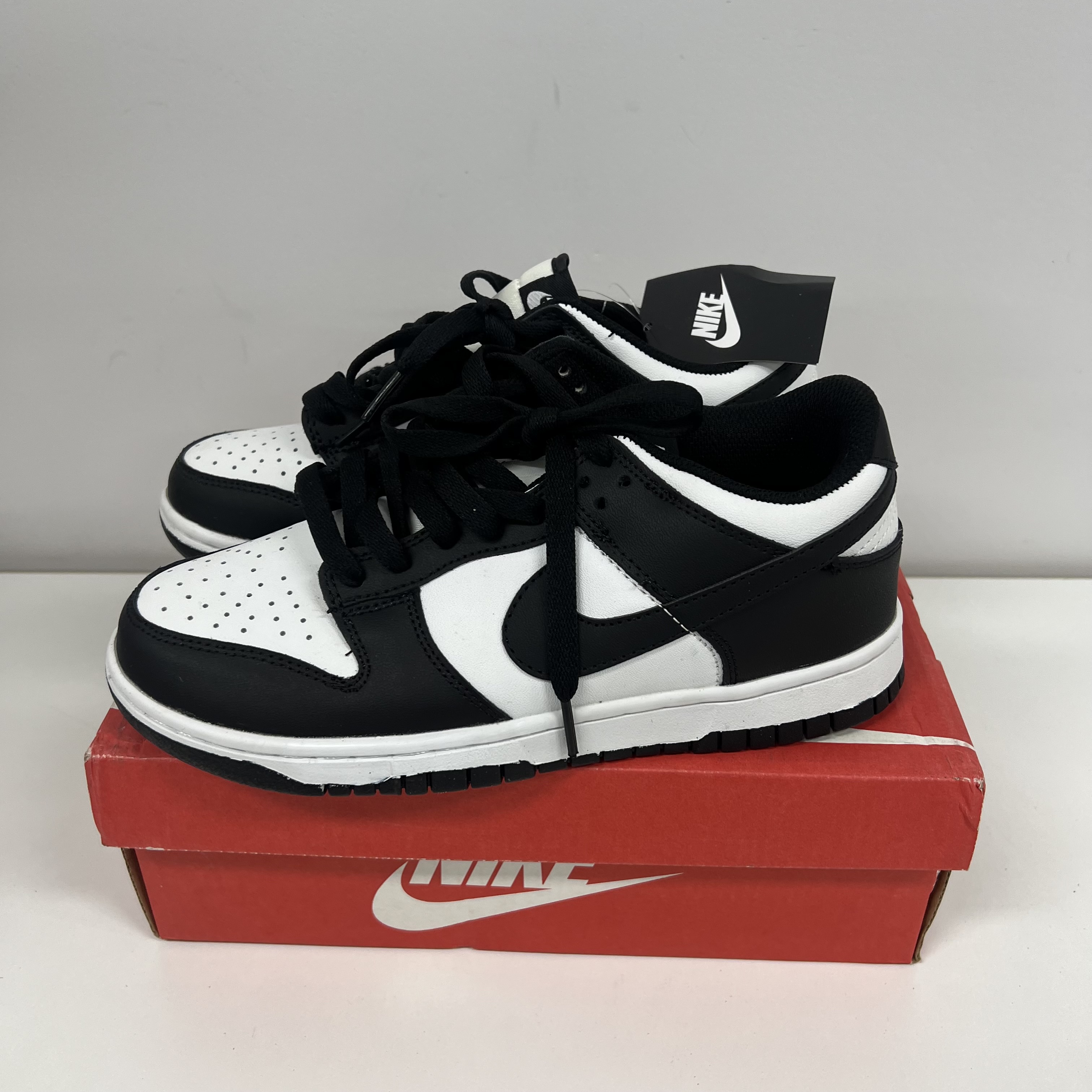 Nike Dunk Low “Panda” (나이키 덩크 로우 팬더) 